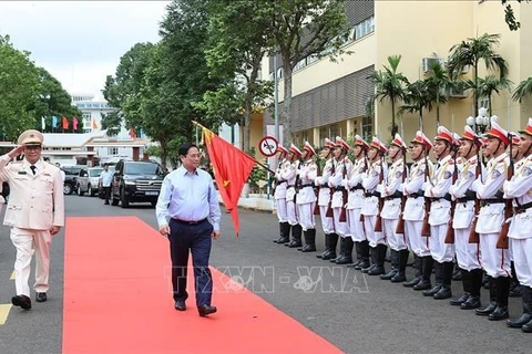 Премьер-министр Фам Минь Тьинь принимает почетный милицейский караул в провинции Даклак. (Фото: ВИА)