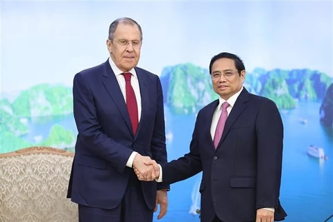 Премьер-министр Фам Минь Тьинь (справа) принимает министра иностранных дел России Сергея Лаврова. (Фото: ВИА) 