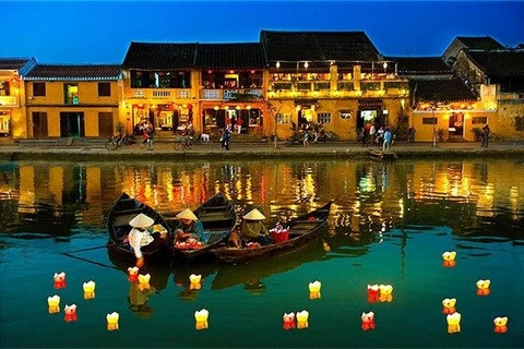 Бумажные фонарики на реке в Хойане (Источник: congly.vn)