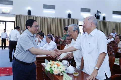 Премьер-министр Фам Минь Тьинь (слева) встречается с избирателями Кантхо 10 июля. (Фото: ВИА)