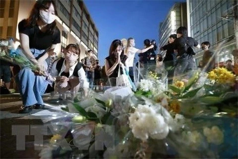 Люди возлагают цветы в память о бывшем премьер-министре Синдзо Абэ в Наре, Япония. (Фото: Киодо/ВИА) 