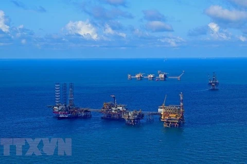Нефтяные вышки Vietsovepetro на месторождении Бакхо (Фото: ВИА) 