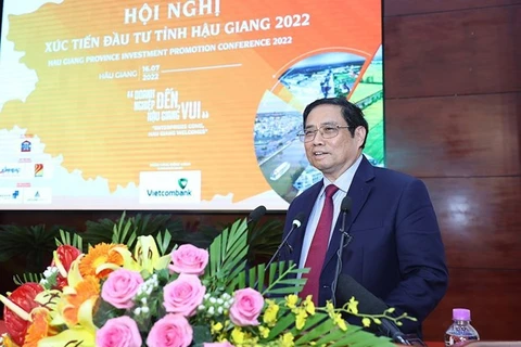 Премьер-министр Фам Минь Тьинь выступает на конференции по продвижению инвестиций в провинции Хаужанг в 2022 году. (Фото: Зыонг Жанг/ВИА)