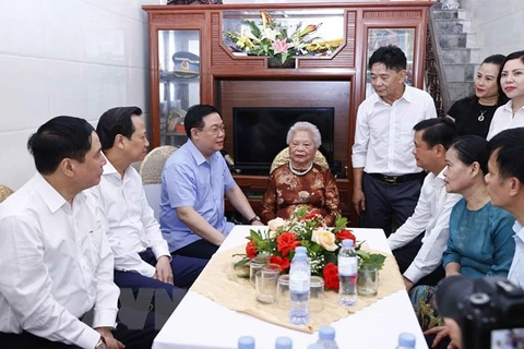 Председатель Национального собрания Выонг Динь Хюэ посетил 89-летнюю Мать-героиню Нгуен Тхи Ким Оань в городе Винь, у которой два сына погибли за Родину. (Фото: Зоан Тан/ВИА)