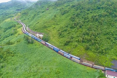 Грузовой поезд едет по железной дороге Север-Юг. (Фото: Вьетнам+)