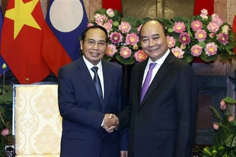 Президент Вьетнама Нгуен Суан Фук принимает вице-президента Лаоса Баунтонга Читмани. (Фото: ВИА)