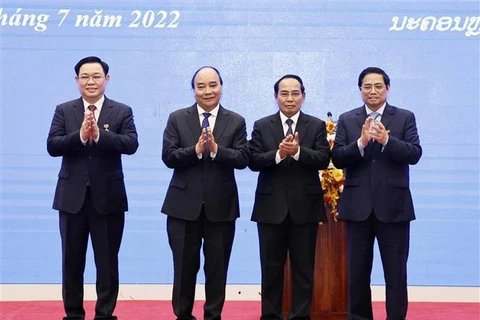 Президент государства Нгуен Суан Фук присутствовал на церемонии вручения Национальной золотой медали Лаоса премьер-министру Фам Минь Тьиню, председателю Национального собрания Выонг Динь Хюэ. (Фото: Тхонг Нят/ВИА)