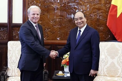 Президент Нгуен Суан Фук (справа) и управляющий директор ВБ Аксель ван Троценбург на встрече в Ханое 19 июля. (Фото: ВИА) 