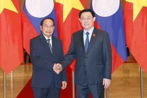 Председатель НС Выонг Динь Хюэ (справа) приветствует вице-президента Лаоса Боунтонга Читмани. (Фото: ВИА) 
