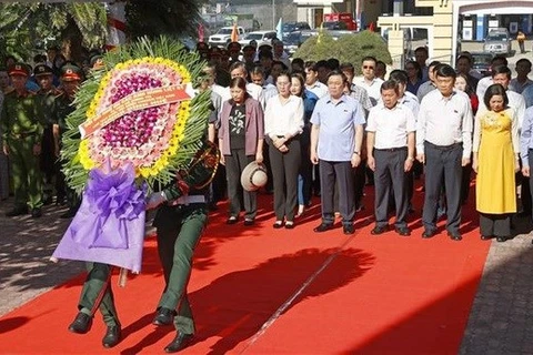 Председатель НС Выонг Динь Хюэ и делегация отдают дань памяти героям на кладбище в центральной провинции Куангнгай. (Фото: ВИА)