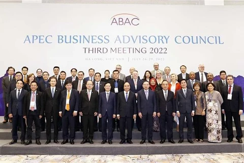 Президент Нгуен Суан Фук и участники на заседании ДКС АТЭС. (Фото: ВИА)