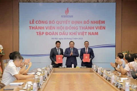 Нгуен Ван Мау и Чан Бинь Минь стали новыми членами Совета директоров PetroVietnam (Фото: PetroVietnam)