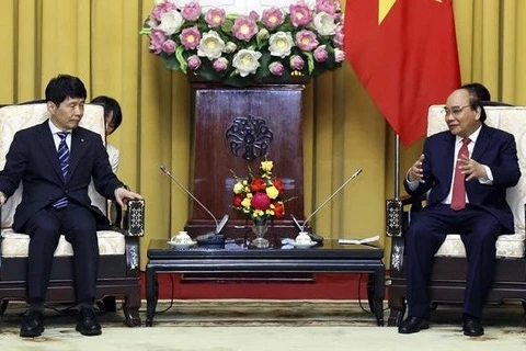 Президент Нгуен Суан Фук (справа) и губернатор префектуры Гунма Японии Ямамото Ичита. (Фото: ВИА)