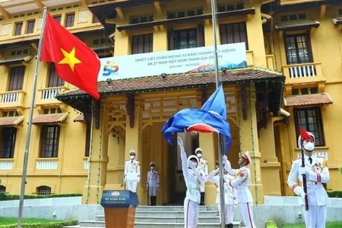 На церемонии в Ханое поднимают флаг АСЕАН (Фото: ВИА) 