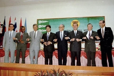 Министр иностранных дел Нгуен Мань Кам (второй справа) на церемонии принятия Вьетнама в АСЕАН (архивное фото)