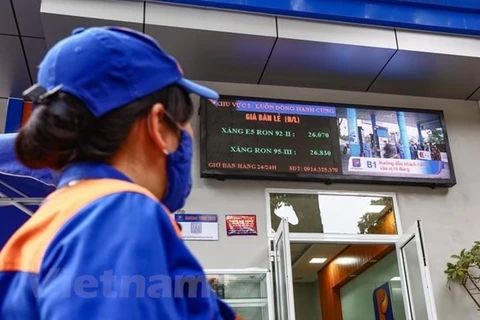В заправке Petrolimex объявлена новая цена на бензин. (Фото: Vietnam+)