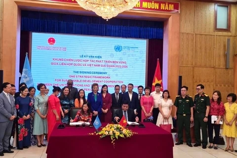 Церемония подписания Стратегического рамочного документа по сотрудничеству в области устойчивого развития (CF) на период 2022-2026 годов между правительством Вьетнама и постоянными и нерезидентными учреждениями ООН во Вьетнаме. (Фото:Министерство планиров