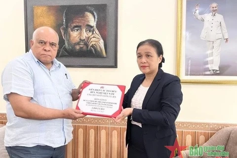 Председатель Союза организаций дружбы Вьетнама Нгуен Фыонг Нга передала 1.000 евро на поддержку кубинского народа. (Фото: qdnd.vn)
