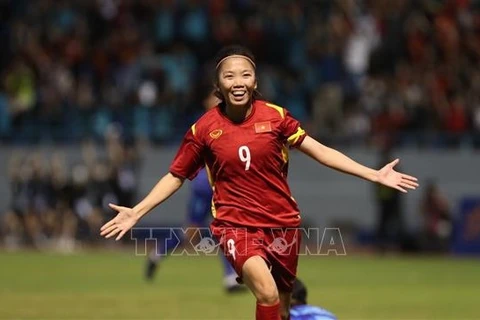 Капитан Хюинь Ньы забила год, выведя Вьетнам впереди в матче против Таиланда в SEA Games 31. (Фото: ВИА)
