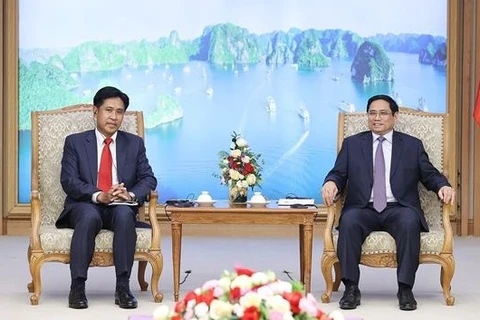 Премьер-министр Фам Минь Тьинь принял министра юстиции Лаоса Файви Сибуалифа. (Фото: ВИА)