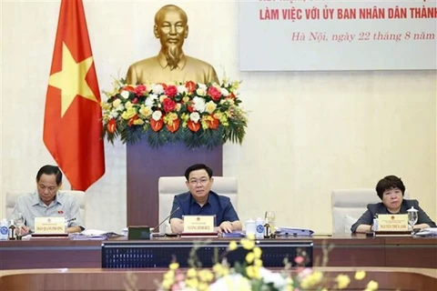 Председатель Национального собрания Выонг Динь Хюэ (в центре) выступает на мероприятии (Фото: ВИА)