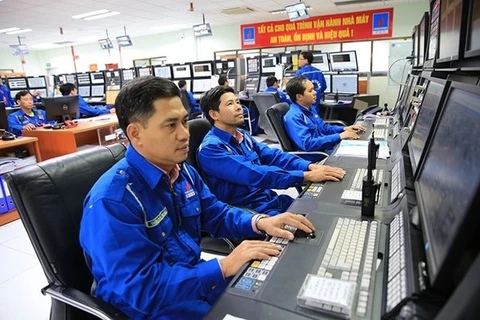 Инженеры нефтеперерабатывающей и нефтехимической компании Binh Son управляют оборудованием (Фото: petrotimes.vn) 