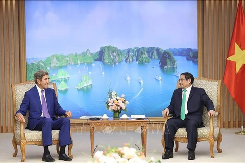 Премьер-министр Фам Минь Тьинь принял посланника президента США по вопросам изменения климата Джона Керри. (Фото: Зыонг Жанг/ВИА)