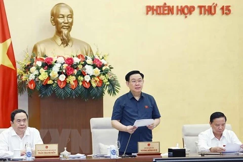 Председатель НС Выонг Динь Хюэ (в центре) произносит вступительную речь на 15-м заседании Постоянного комитета НС 12 сентября. (Фото: ВИА) 