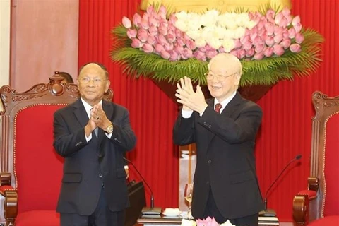 Генеральный секретарь партии Нгуен Фу Чонг (справа) и председатель Национального собрания Камбоджи Самдек Хенг Самрин (Фото: ВИА)