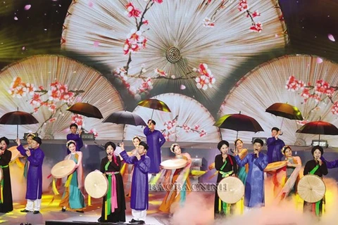 Выступление «Куан-хо» (любовные дуэты) на сцене (Источник: baobacninh.com.vn) 