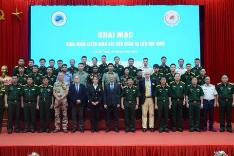 Вьетнамские и иностранные делегаты на церемонии открытия курса. (Фото: qdnd.vn)