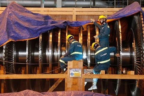 Рабочие устанавливают турбину тепловой электростанции Шонгхау 1. (Источник: petrovietnam.petrotimes.vn)