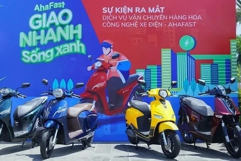 Производитель электромобилей VinFast и Ahamove Instant Services совместно запускают AhaFast, первую во Вьетнаме службу доставки на электрических мотоциклах. (Фото: cafef.vn) 