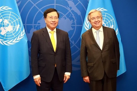 Постоянный заместитель премьер-министра Фам Бинь Минь и Генеральный секретарь ООН Антонио Гутерриш. (Фото: VGP)