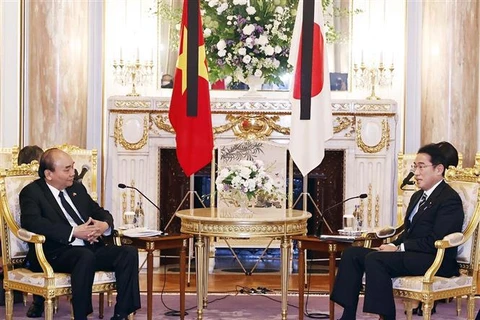 Президент Нгуен Суан Фук провел переговоры с премьер-министром Японии Кисидой Фумио. (Фото: Тхонг Нят/ВИА)