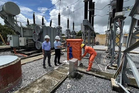 Работники электроэнергетики проверяют противоураганные мероприятия на подстанции. (Фото: ВИА)