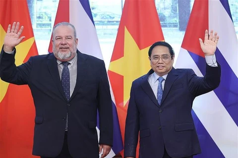Премьер-министр Фам Минь Тьинь и премьер-министр Кубы Мануэль Марреро Круз на совместном фото. (Фото: ВИА)