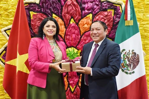 Министр Нгуен Ван Хунг и министр культуры Мексики Алехандра Фраусто Герреро. (Фото: Лыу Вьет Хунг/ВИА)