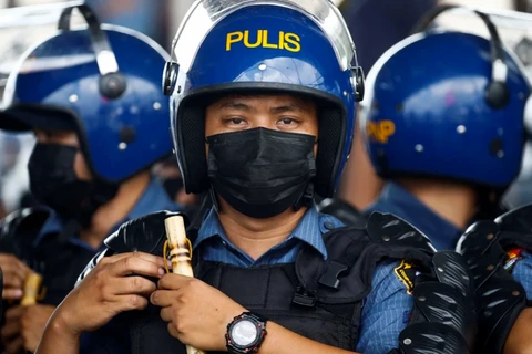 Филиппинская национальная полиция (PNP) спасла 24 женщины во время рейда в городе Паранаке. (Фото: EPA)