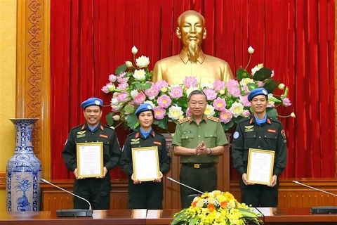 По поручению Президента министр То Лам передал решение об направлении в миротворческой деятельности ООН офицерам милиции Вьетнама. (Фото: ВИА)