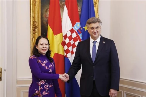 Вице-президент Вьетнама Во Тхи Ань Суан (слева) и премьер-министр Хорватии Андрей Пленкович. (Фото: ВИА)