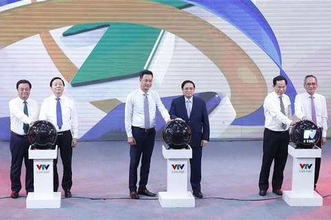 Премьер-министр Фам Минь Тьинь и делегаты провели официальную церемонию запуска телеканала VTV Кантхо. (Фото: Зыонг Жанг/ВИА)