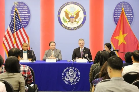 Помощник госсекретаря США по делам Восточной Азии и Тихого океана Дэниел Критенбринк беседует с прессой в Ханое 12 октября. (Фото: ВИА)