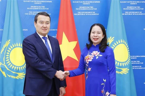 Премьер-министр Казахстана Алихан Смаилов приветствует вице-президента Во Тхи Ань Суана. (Фото: Лам Кхань/ВИА)