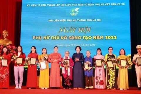 Вручение наград 10 женщинам за выдающийся вклад в развитие Ханоя на мероприятии. (Фото: ВИА)