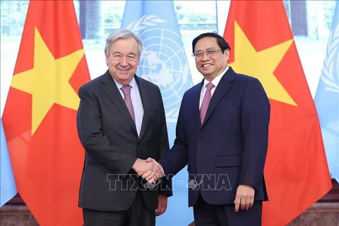 Премьер-министр Фам Минь Тьинь принимает Генерального секретаря ООН Антониу Гутерриша. (Фото: Зыонг Жанг/ВИА)