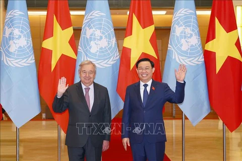 Председатель Национального собрания Выонг Динь Хюэ и Генеральный секретарь Организации Объединенных Наций Антониу Гутерриш позируют для совместной фотографии. (Фото: Зоан Тан/ВИА)