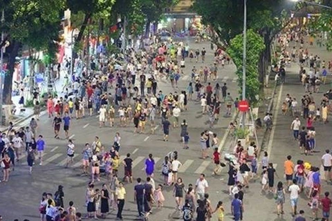 Посетители на пешеходных улицах вокруг озера Хоанкьем в Ханое (Фото: hanoimoi.com.vn) 