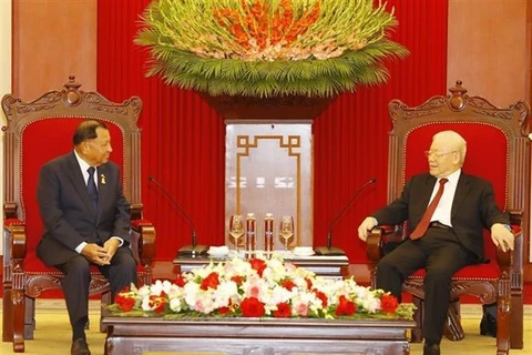Генеральный секретарь партии Нгуен Фу Чонг (справа) принимает председателя Сената Камбоджи и вице-председателя правящей Народной партии Камбоджи (НПК) Самдека Сай Чхума. (Фото: ВИА) 