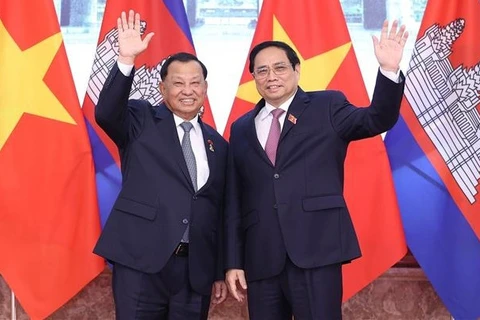 Премьер-министр Фам Минь Тьинь имел встречу с председателем Сената Камбоджи Самдеком Саем Чхумом. (Фото: ВИА)